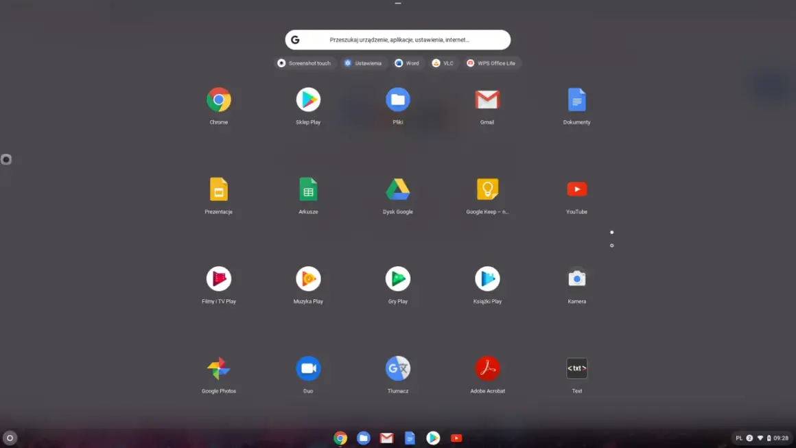 Ekran startowy systemu ChromeOS z ikonami aplikacji: Chrome, Sklep Play, Pliki, Gmail, Dokumenty, Prezentacje, Arkusze, Dysk Google, YouTube, Filmy i TV Play, Muzyka Play, Gry Play, Książki Play, Kamera, Google Photos, Duo, Tłumacz, Adobe Acrobat, Text.