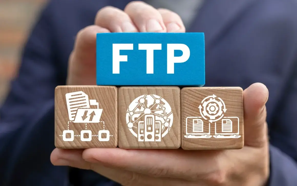 Klocki z ikonami symbolizującymi transfer danych i serwery, z napisem FTP.