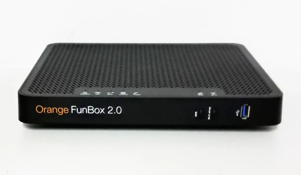Czarny router Orange FunBox 2.0 z pomarańczowym logo. Widoczne przyciski WPS, Wi-Fi oraz port USB.