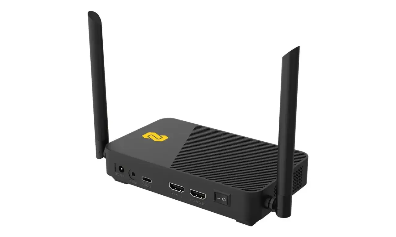 Czarny multiroom dekoder z dwoma antenkami, złączami HDMI IN/OUT i przyciskiem zasilania.
