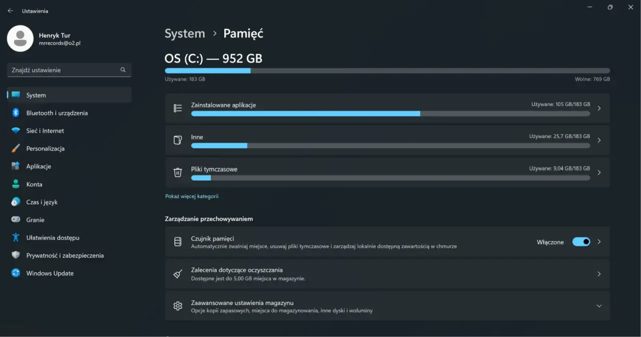 Zrzut ekranu z ustawień systemu Windows, pokazujący zarządzanie pamięcią i opcje czyszczenia komputera.