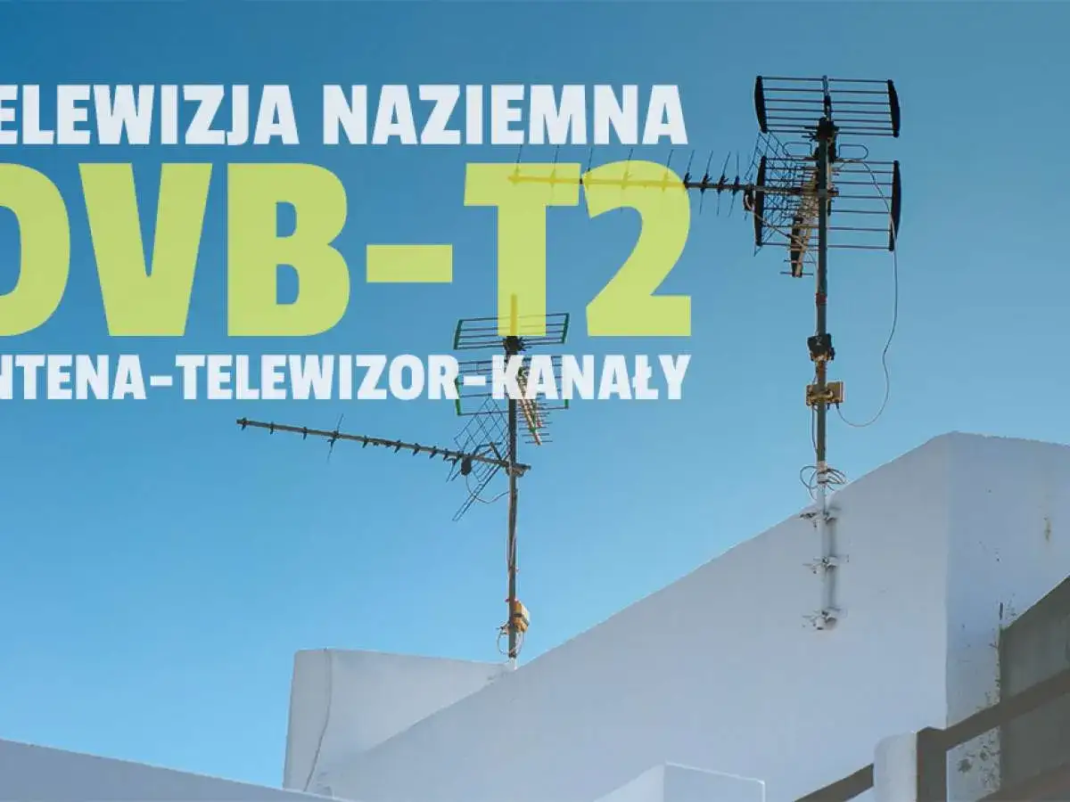 Dwie anteny naziemne na tle błękitnego nieba. Poprawny ustawienie anteny naziemnej to klucz do odbioru DVB-T2.