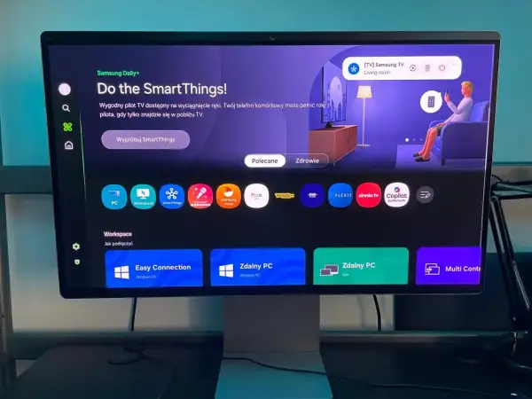 Ekran Tizen TV z aplikacją SmartThings. Widok z ikonami aplikacji, w tym zinnia tv, i opcjami połączenia z komputerem.