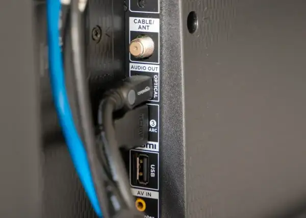Złącza HDMI, USB i optyczne na telewizorze. Zastanawiasz się, hdcp co to? To zabezpieczenie treści, które chroni przed nielegalnym kopiowaniem.