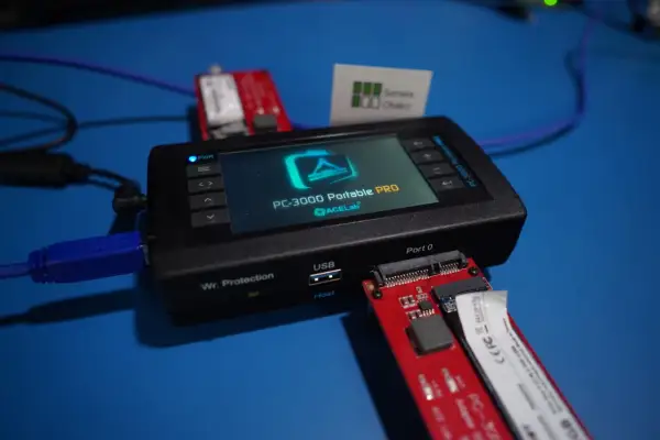 Urządzenie PC-3000 Portable PRO z podłączonymi dyskami, gotowe do pracy w trybie raid 10.