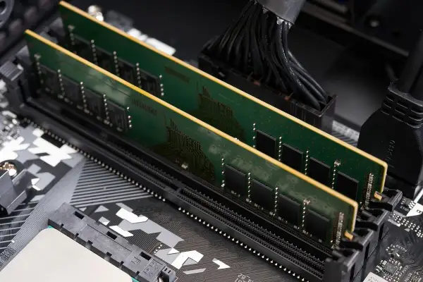 Dwa moduły pamięci RAM typu DIMM zamontowane na płycie głównej komputera.