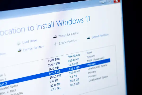 Ekran instalacji Windows 11 pokazuje partycje dysku. Jeśli chcesz jak zresetować laptopa, możesz sformatować partycję.