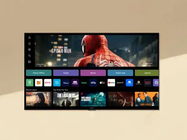 Telewizor z systemem webOS, wyświetlający Spider-Mana i menu z aplikacjami: Netflix, HBO Max, Hulu, Prime Video.