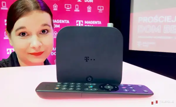 Kobieta prezentuje dekoder i pilot do telewizji T-Mobile Magenta Dom.