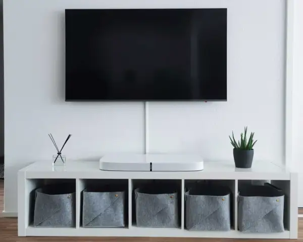 Gdzie dekoder przy wiszącym telewizorze? Oto najlepsze rozwiązania