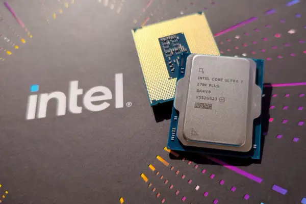 Intel Core Ultra 7 270K PLUS – nowy gracz w rankingu procesorów mobilnych. Złoty procesor z pinami i srebrny z napisem Intel.