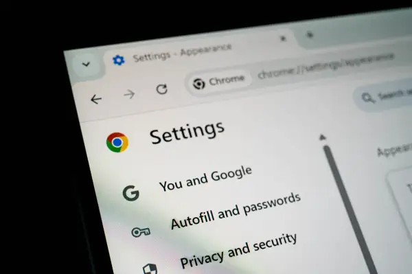 Ustawienia Chrome: "Ty i Google", "Autouzupełnianie i hasła", "Prywatność i bezpieczeństwo". Włącz tryb AI.