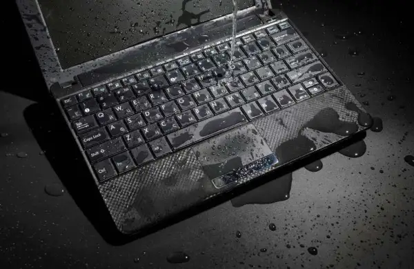 Czy zalany laptop będzie działał? Kluczowe kroki i porady na ratunek